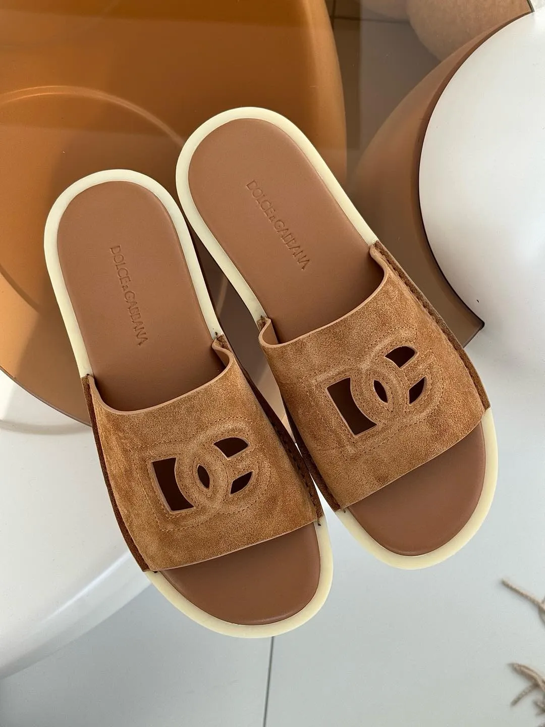 [DG*Dolce & Gabbana] P: 400💰 Size: 38-46 yards D&G/Dolce & Gabbana men’s DG hollow suede slippers FARFETCH original craftsmanship high-end quality